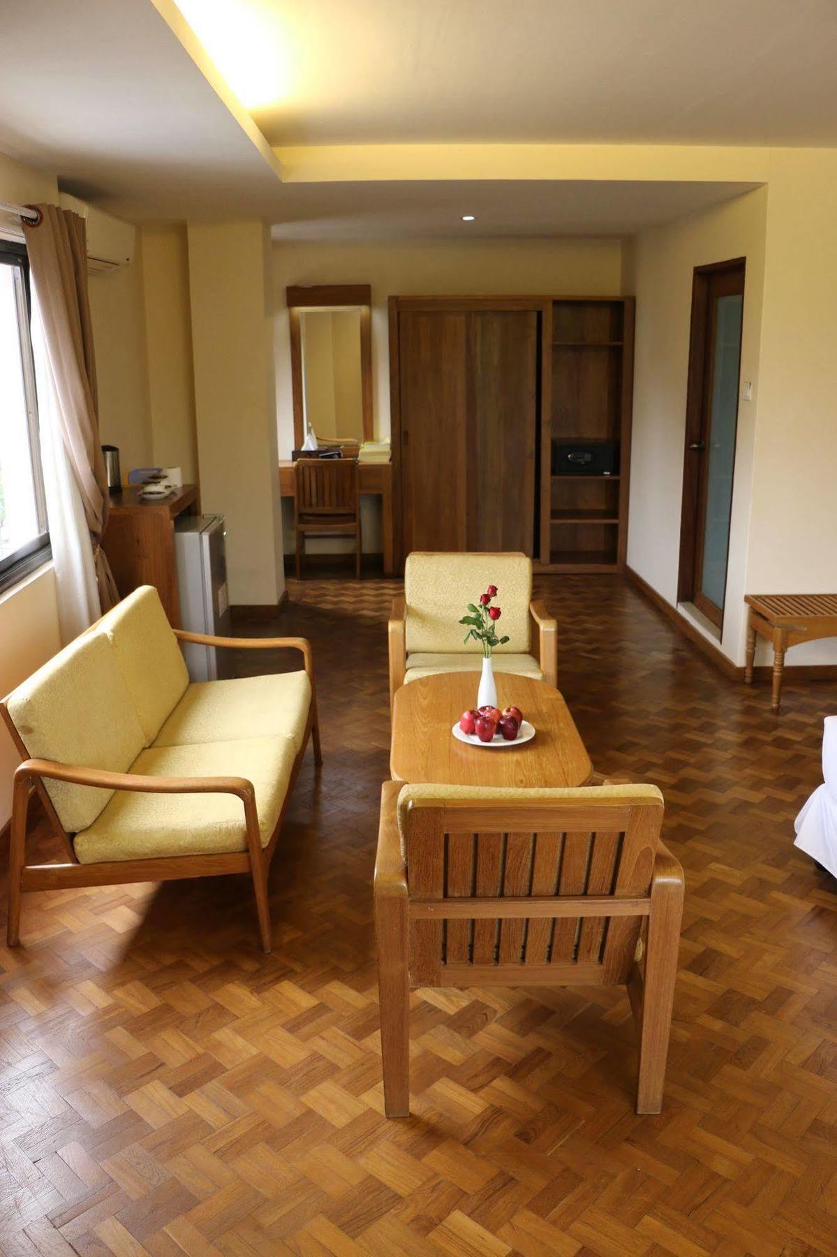 Queen'S Park Hotel Yangon Luaran gambar