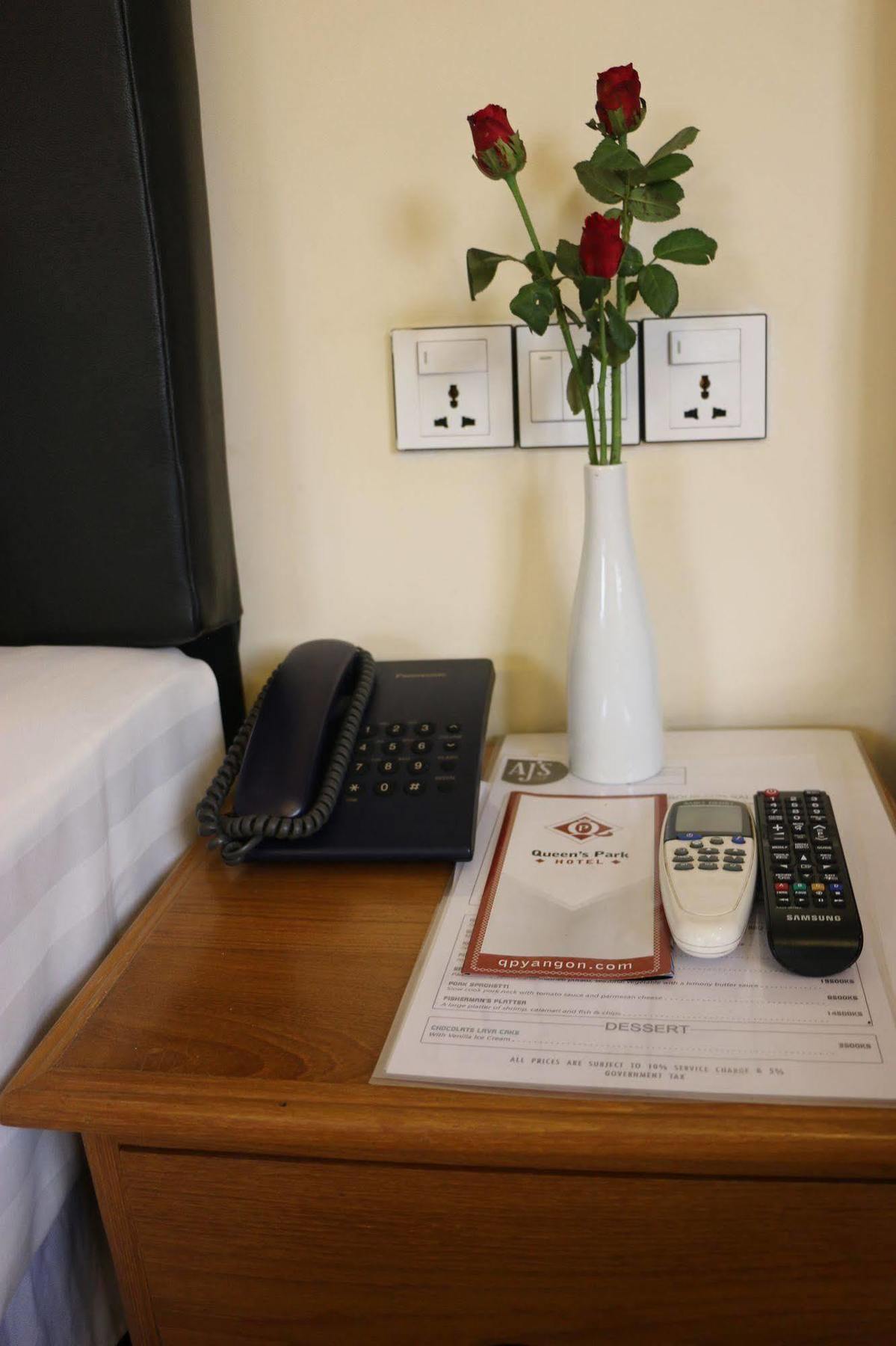 Queen'S Park Hotel Yangon Luaran gambar
